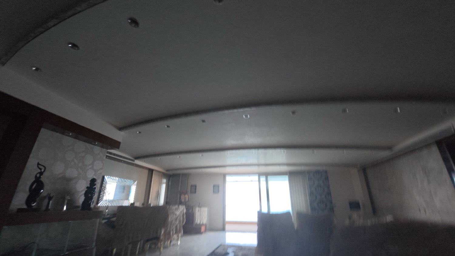 The ceiling curve along the room