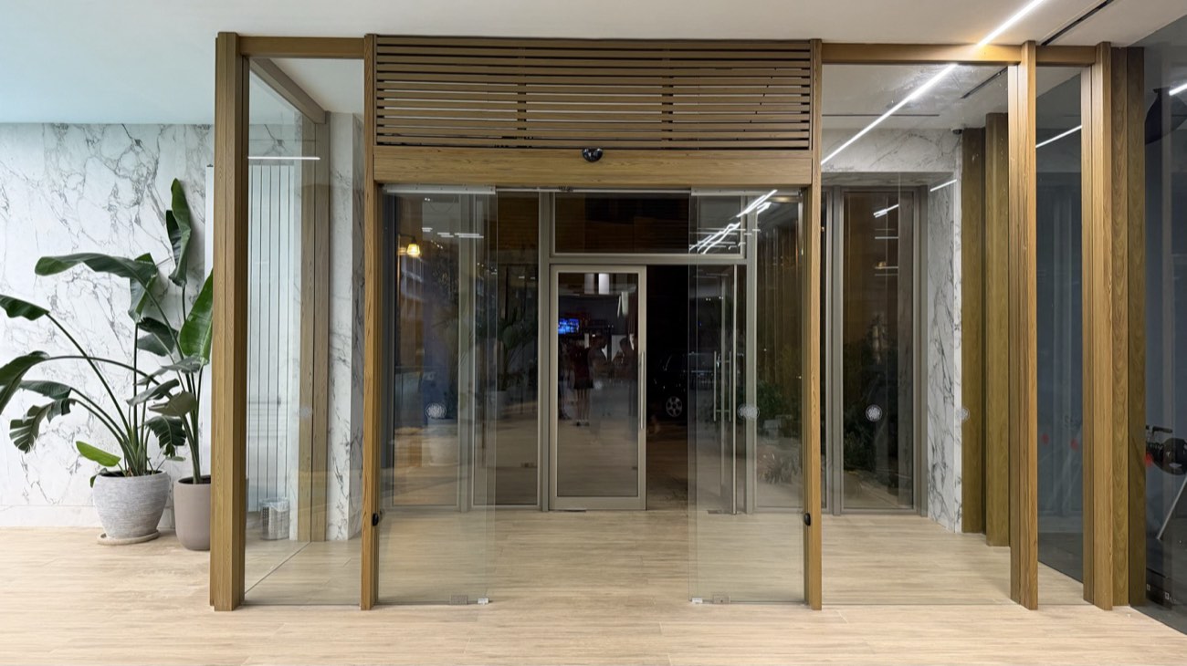 Glazed entrance portal with folding screens