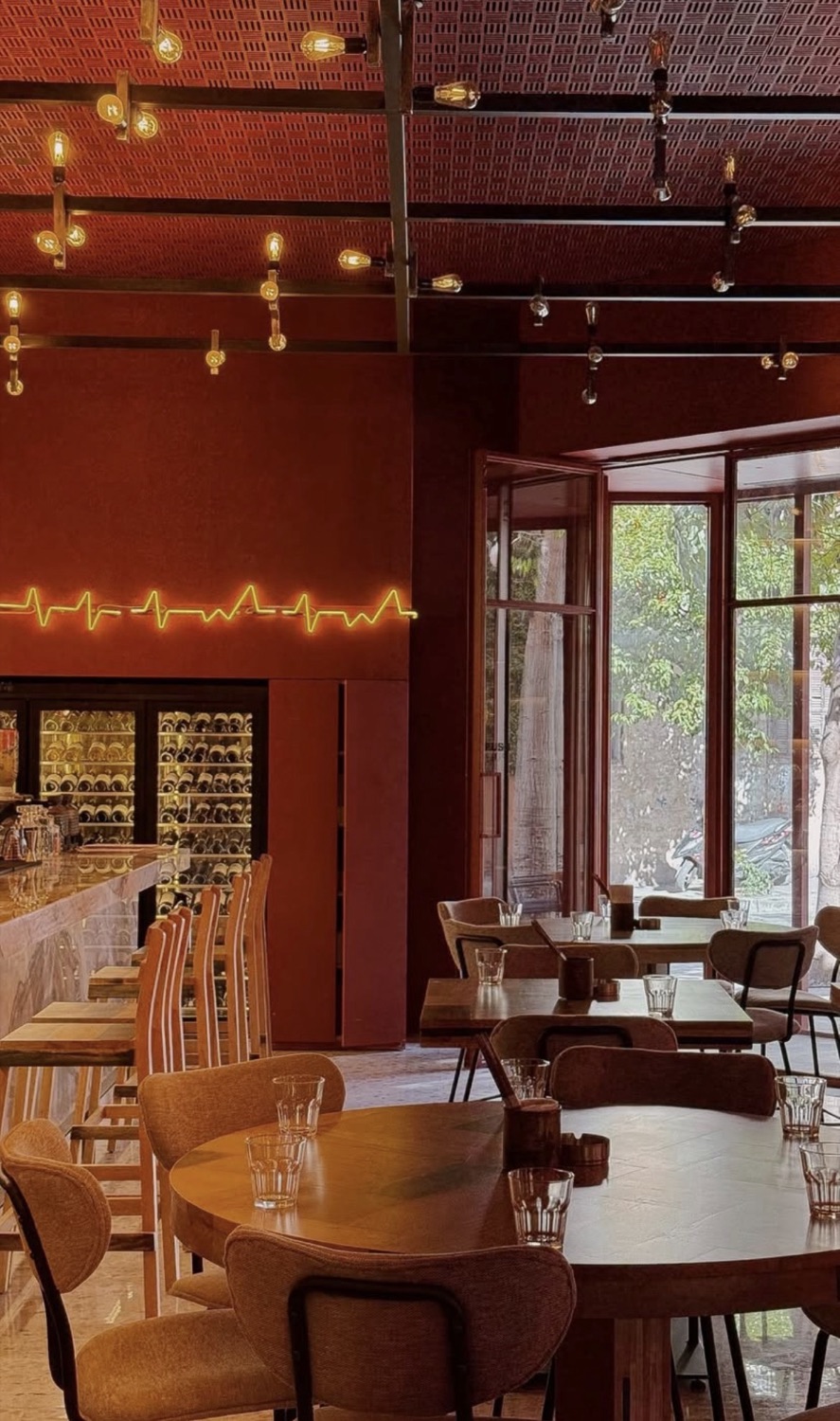 The bar and the wine wall
