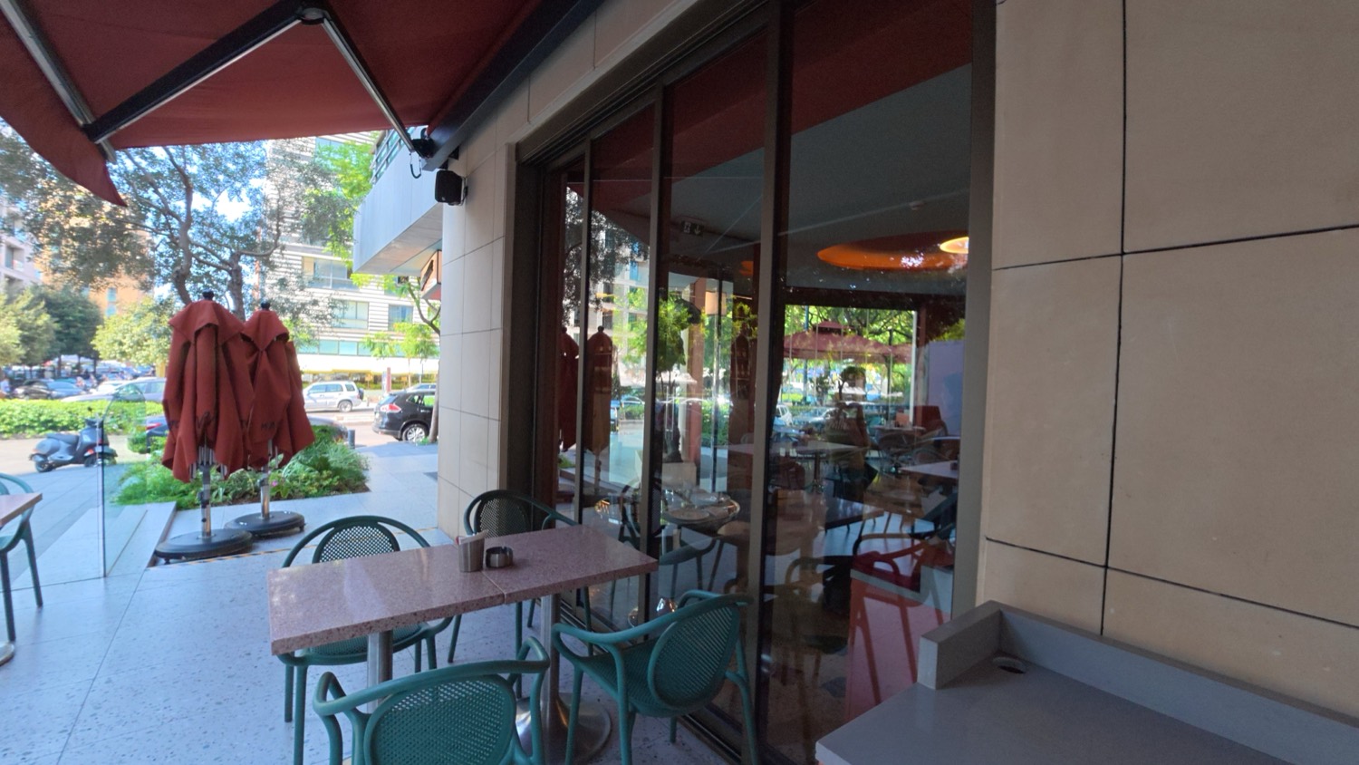 Frameless screens at the corner