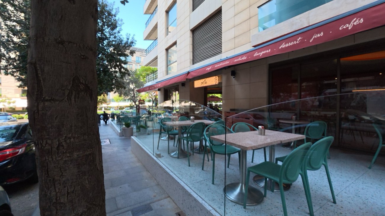Terrace along the pavement, screened in glass