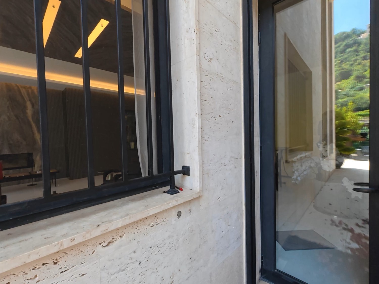 Sliding glass wall onto the valley